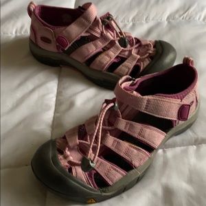 Used Keen Newport H2 Girls Pink sandals. Size 4
